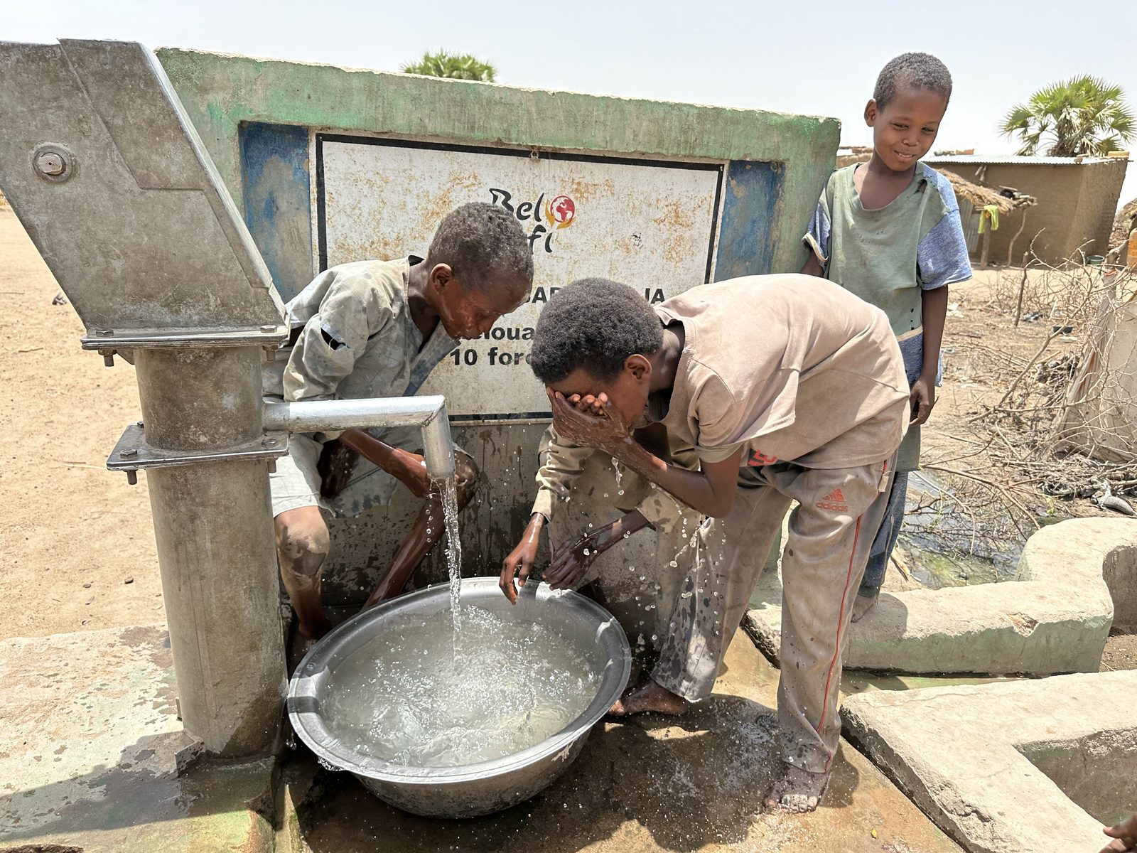 Enfants à une pompe à eau au Tchad