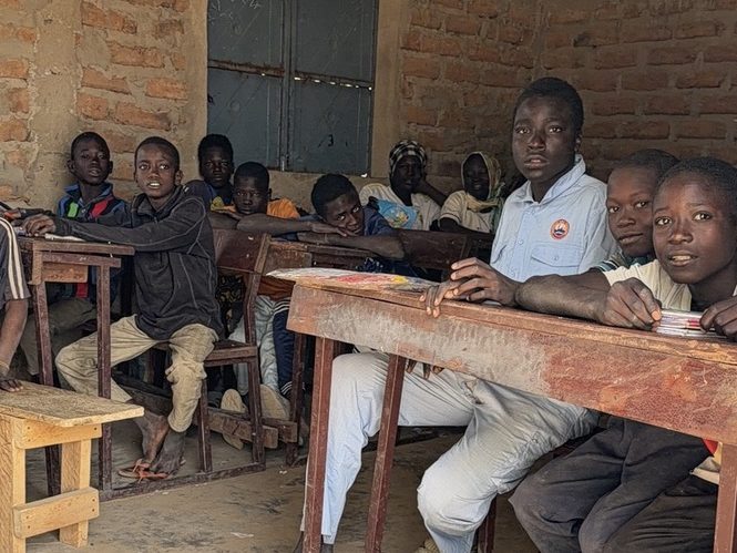 Élèves dans une salle de classe au Tchad